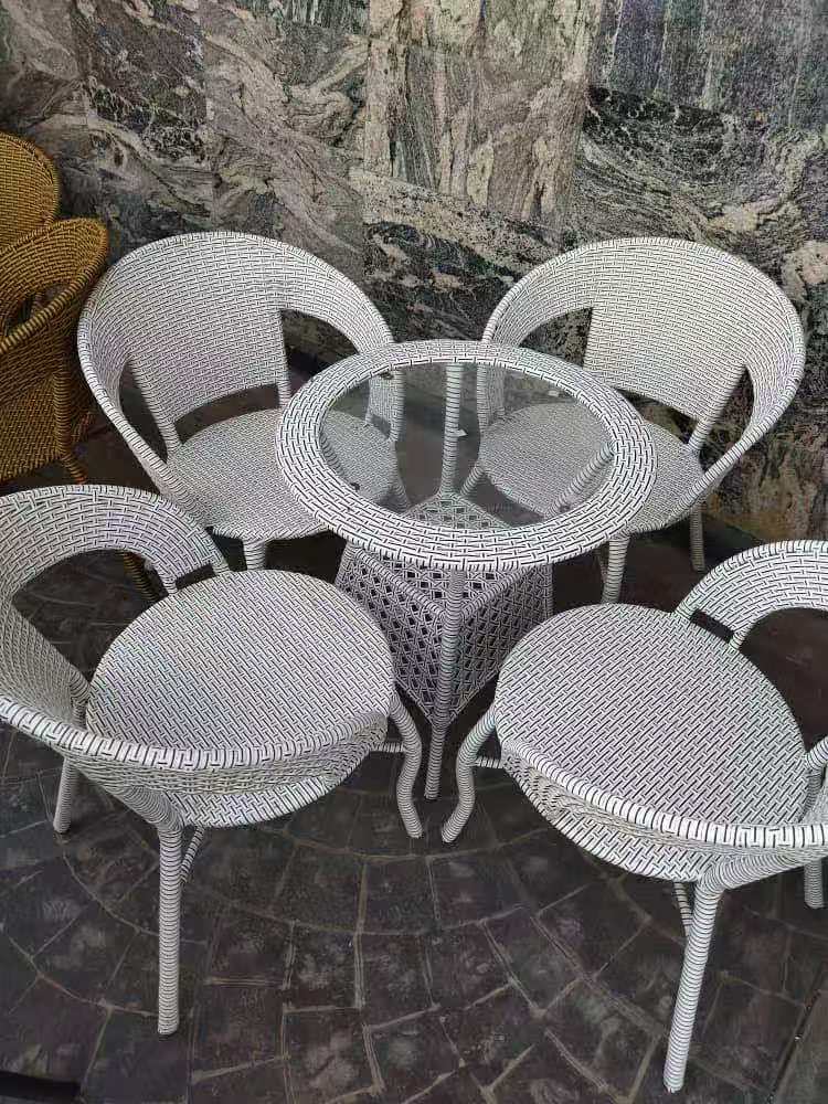 Silver round table set with 4 chairs